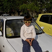 Karl mit gelber Sonnenbrille auf Lisas Auto_1 (Large)